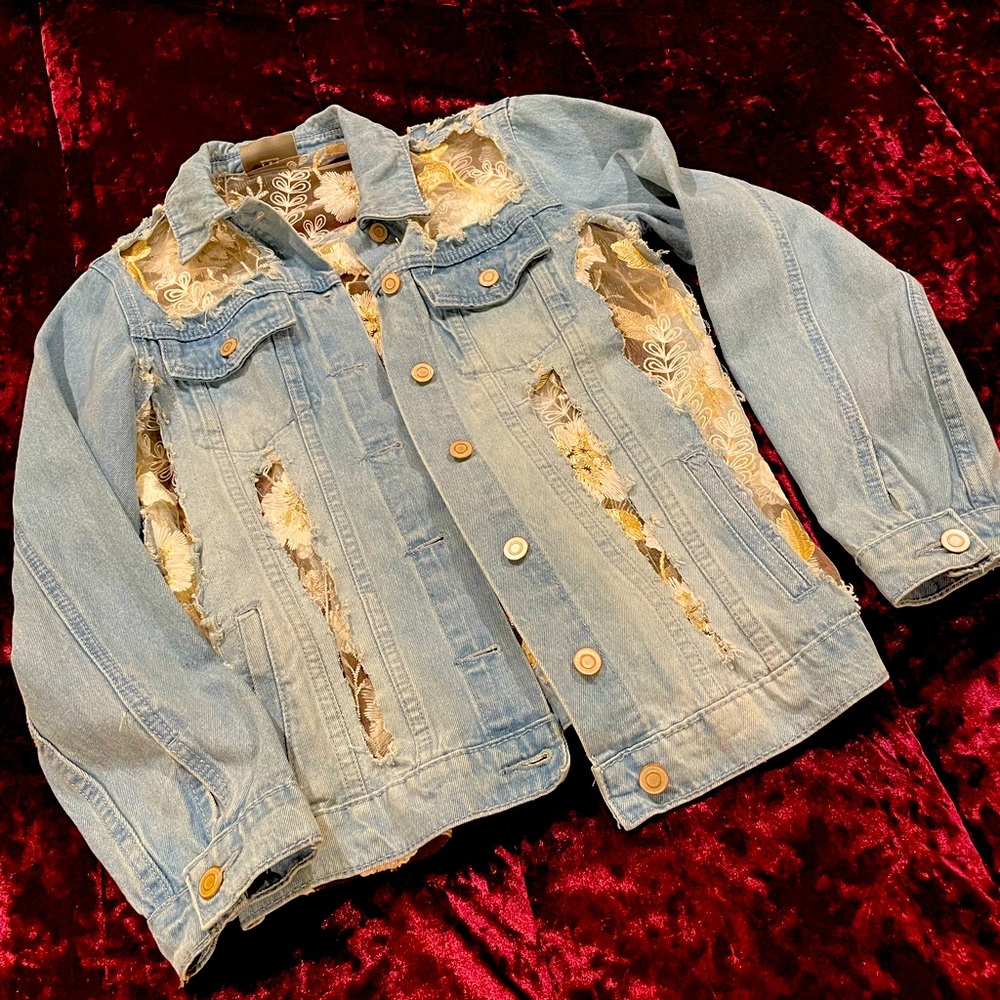Jean Floral Jacket, Size Small. 🌷💜